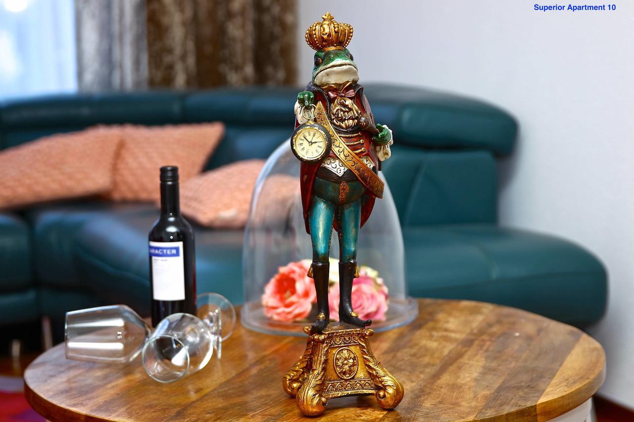 Luxury V History Written Delft