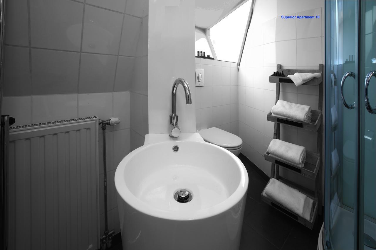Luxury V History Written * Delft